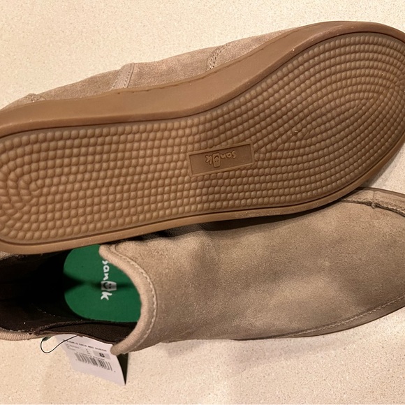 Women’s Size 8 SANUK BOOTIES - Picture 4 of 5